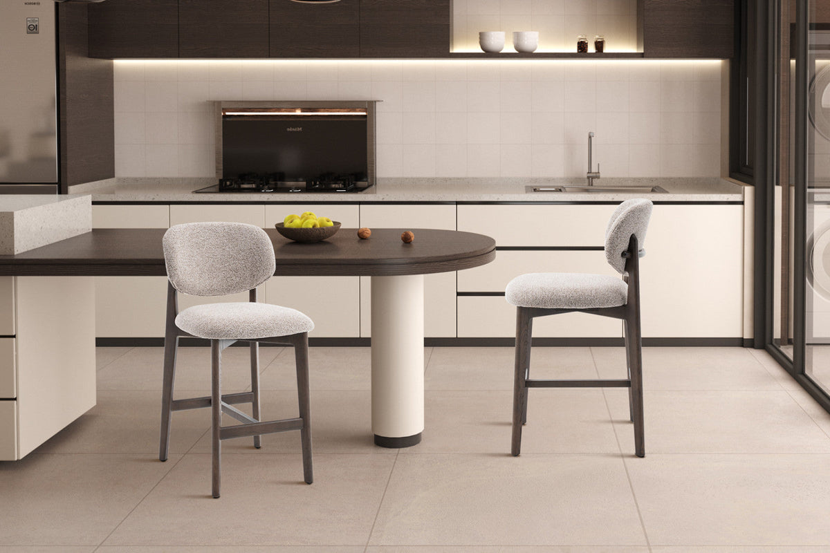 Chaise de comptoir Carmen – Chêne fumé, tissu sable – vue 3