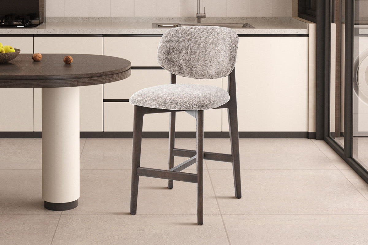 Chaise de comptoir Carmen – Chêne fumé, tissu sable – vue 4